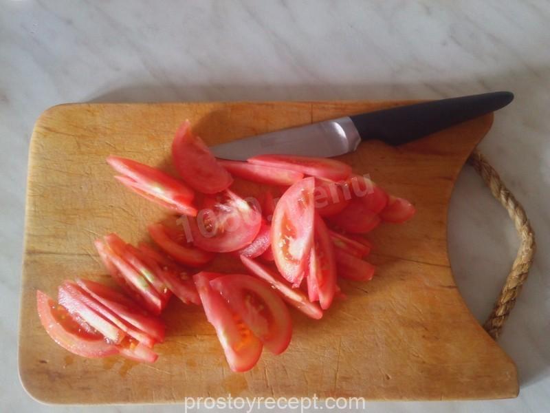 Для насыщенного вкуса томаты можно предварительно очистить от кожицы, ошпарив