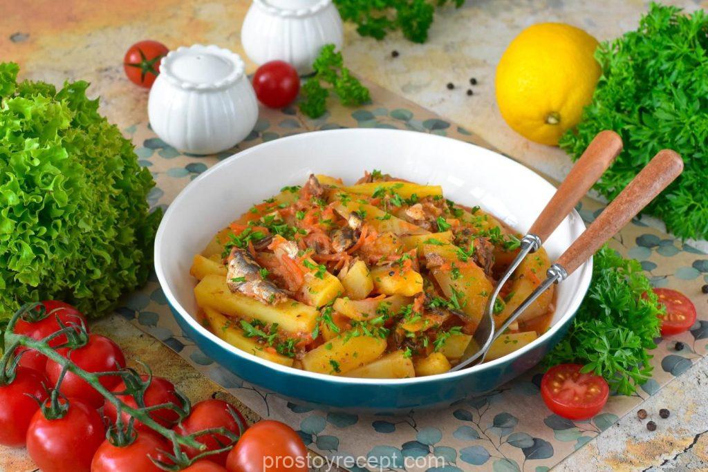 Готовое блюдо — картошка с килькой в нежном томатном соусе