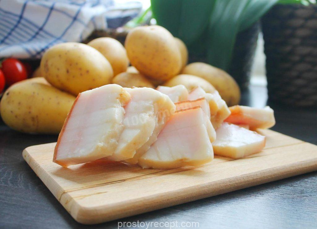 Для этой картошки с салом, запеченной в фольге на углях,