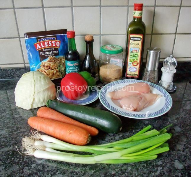 Куриные грудки с овощами на сковороде