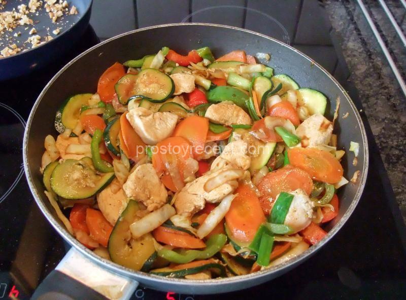 Куриные грудки с овощами на сковороде