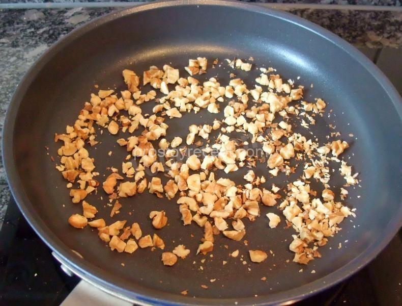 Куриные грудки с овощами на сковороде