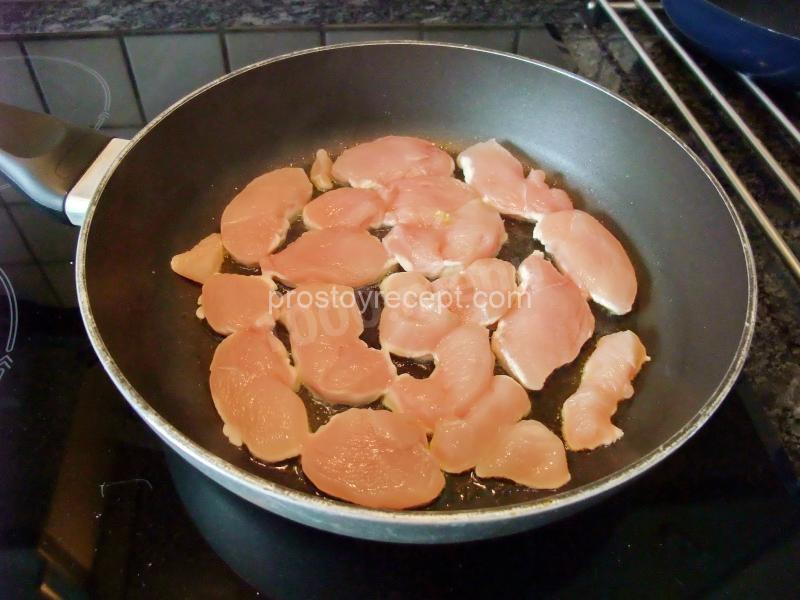 Куриные грудки с овощами на сковороде