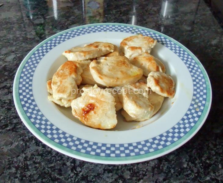 Куриные грудки с овощами на сковороде