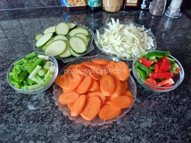 Куриные грудки с овощами на сковороде