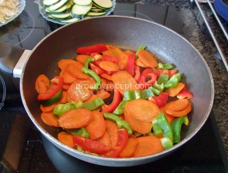Куриные грудки с овощами на сковороде