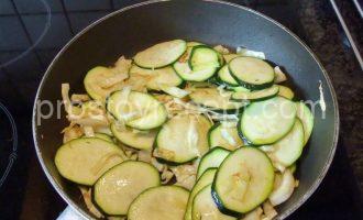 Шаг 7 - «Куриные грудки с овощами на сковороде»