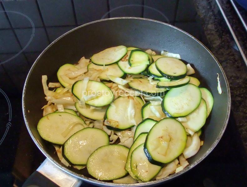 Куриные грудки с овощами на сковороде