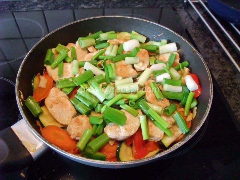 Куриные грудки с овощами на сковороде