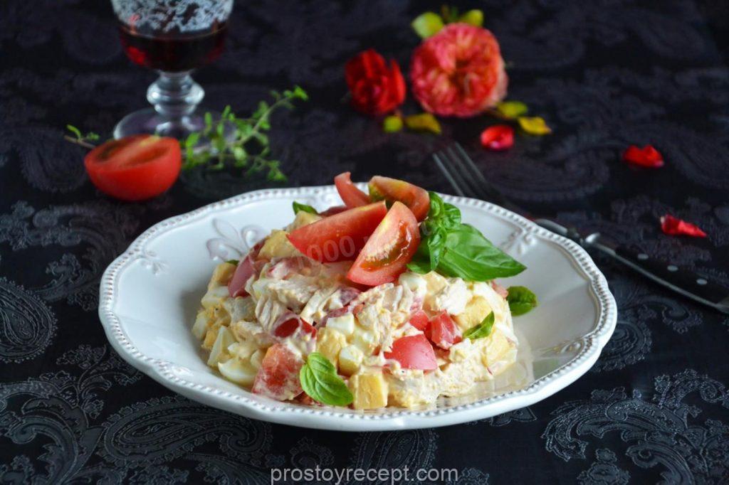 Финальный аккорд: декорируем салат дольками томатов и свежей зеленью. Подавайте
