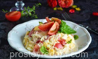 Салат с куриной грудкой сыром и помидорами - основное фото