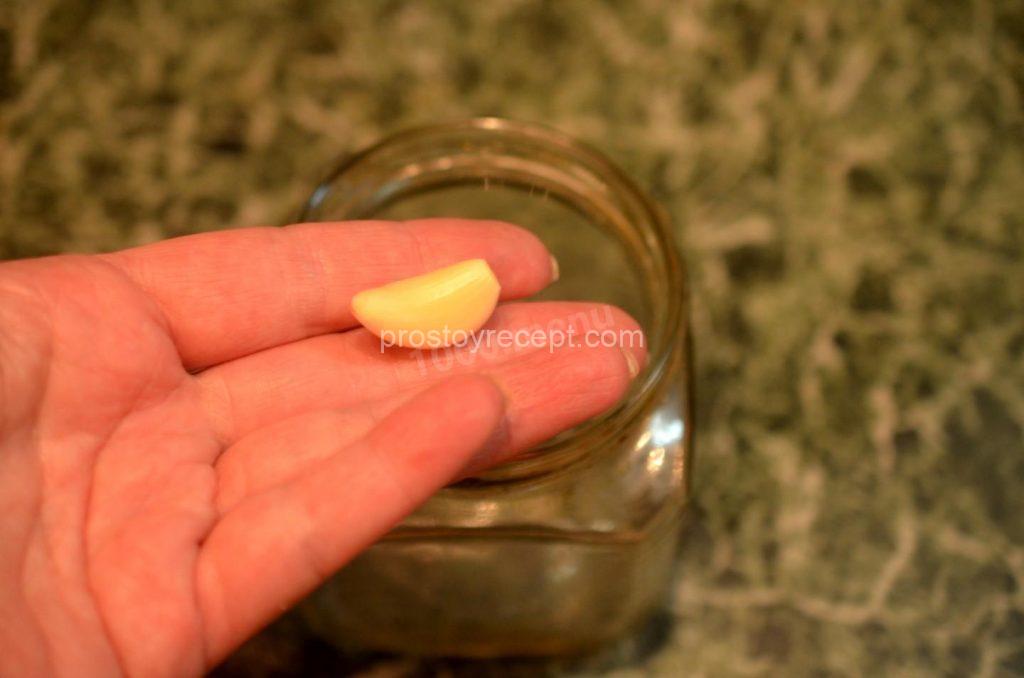 Щедро наполните каждую банку ароматными, очищенными зубчиками чеснока – количество