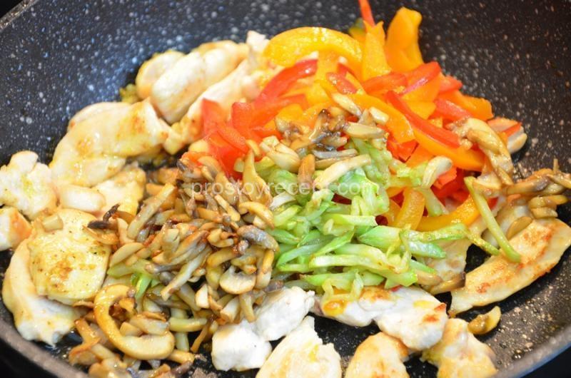 Рисовая лапша с кабачками и курочкой