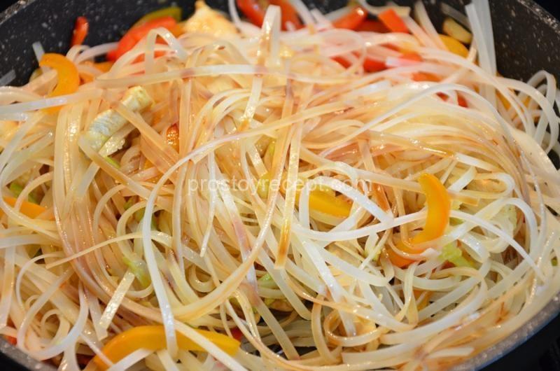 Рисовая лапша с кабачками и курочкой