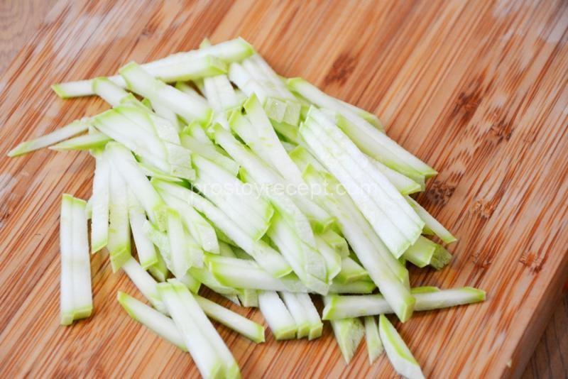 Рисовая лапша с кабачками и курочкой