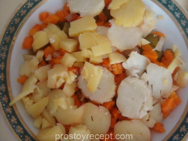 Очистите репчатый лук от шелухи и нарежьте его мелкими кубиками.