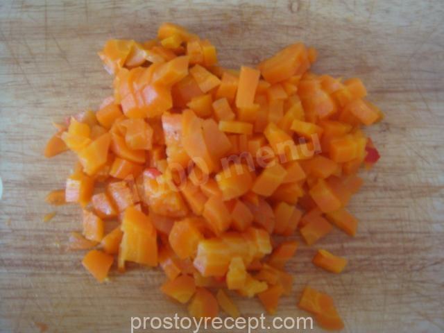 Нарежьте отварной картофель и морковь кубиками такого же размера, как