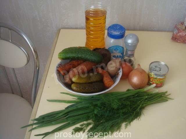 Тщательно промойте свеклу, морковь и картофель под проточной водой от