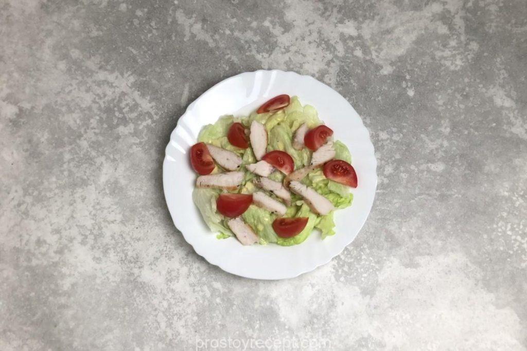 Компонуем на тарелке: курица, нарезанные помидоры черри.