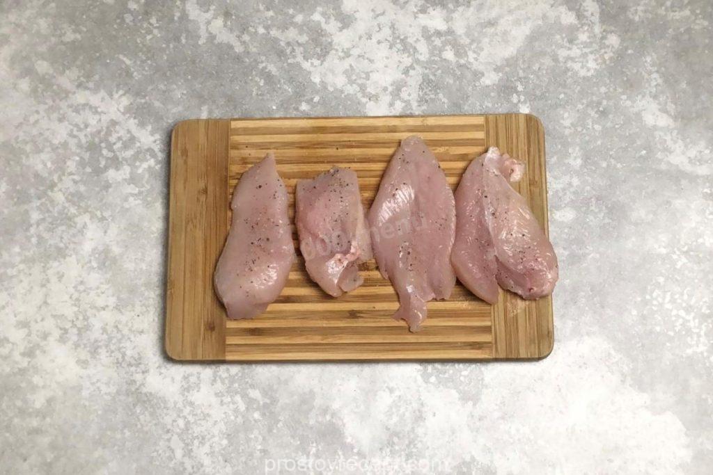 Куриное филе нарезаем аккуратными медальонами, обеспечивая равномерность размера для равномерного