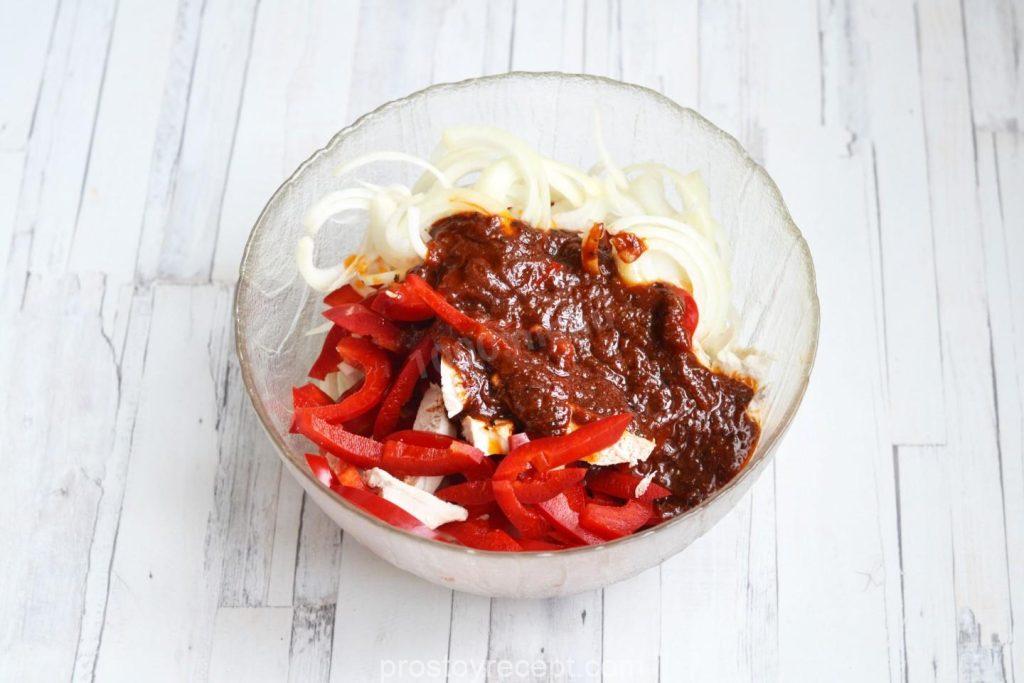 Внесите ароматную заправку в миску с приготовленной курицей и овощами.