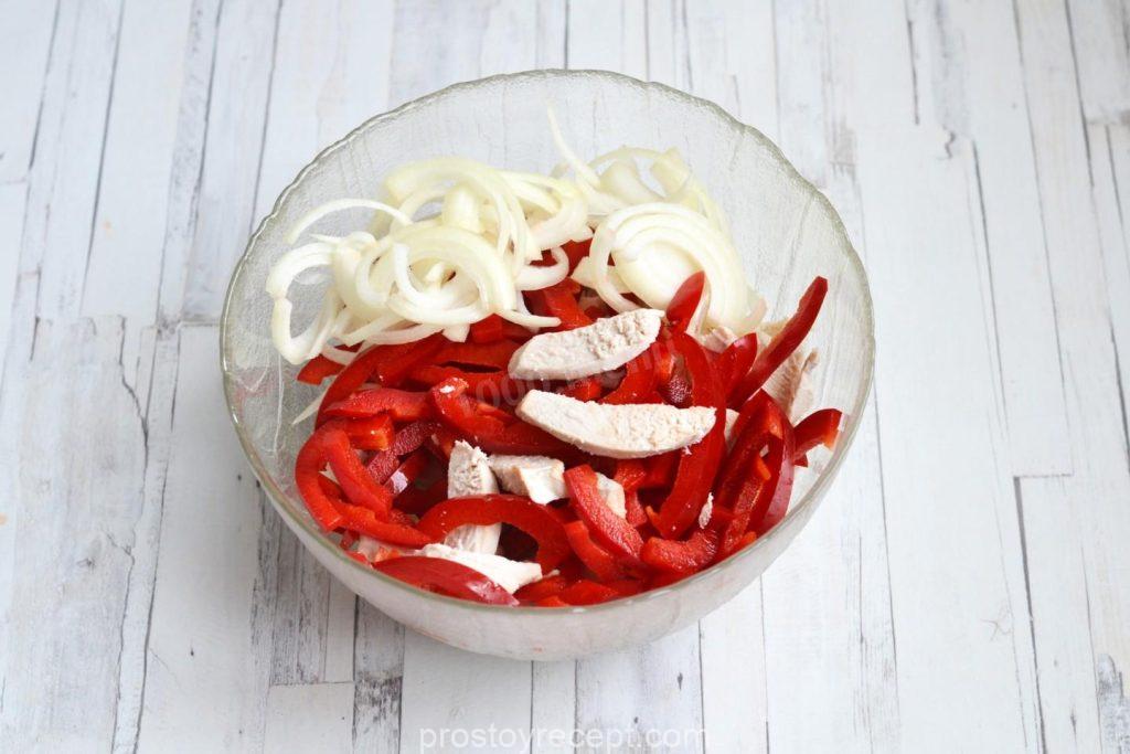 Комбинируем отварное куриное филе, нарезанный болгарский перец и лук в