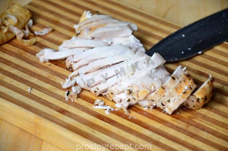 Немедленно после запекания, пока мясо еще сохраняет тепло, разделите курицу
