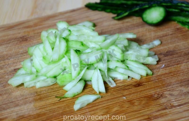 Огурцы: нарезаем аккуратными брусочками, сохраняя кожуру, если она нежная и