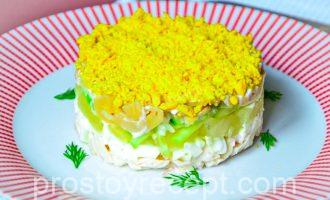 Салат Фиеста с запеченной курицей, ананасами и грибами - основное фото