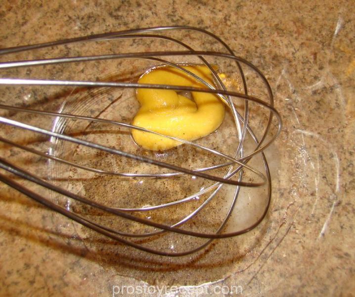 Промойте рукколу, тщательно обсушите листья кухонным полотенцем от лишней влаги