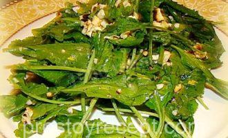 Салат из рукколы с горчицей и грецкими орехами - основное фото
