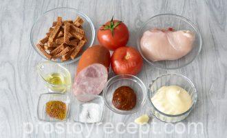 Шаг 1 - «Салат Кармен с курицей и ветчиной сухариками»