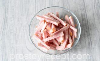 Шаг 7 - «Салат Кармен с курицей и ветчиной сухариками»