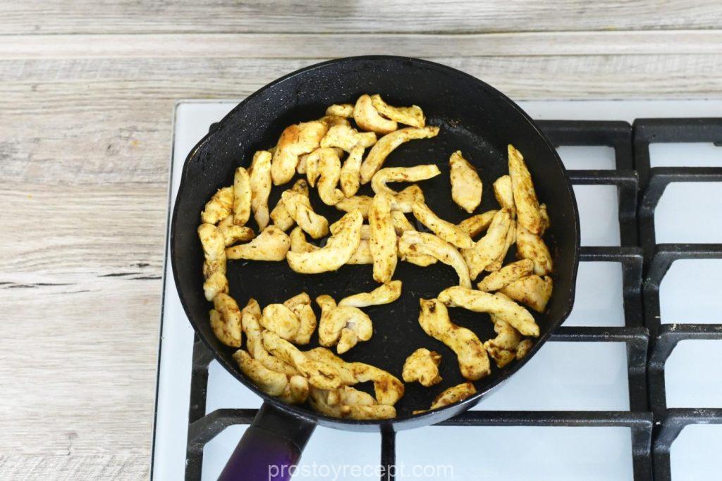 Обжарьте курицу до золотистой корочки. Разогрейте растительное масло в сковороде