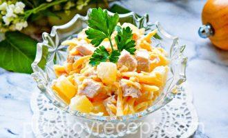 Салат с ананасом и курицей и сыром с чесноком - основное фото