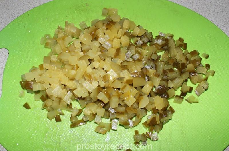 Крупную дижонскую нарезку маринованных огурцов.