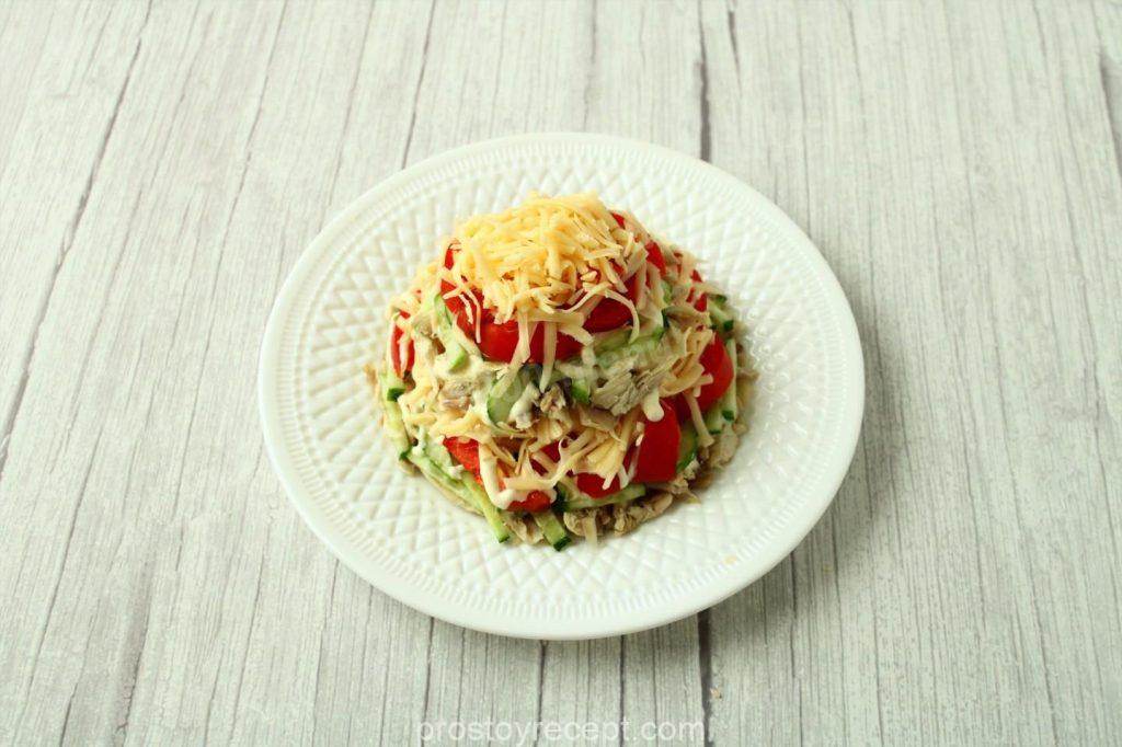 Формируем последующие слои, чередуя курицу, картофель и майонезную заправку. Каждый