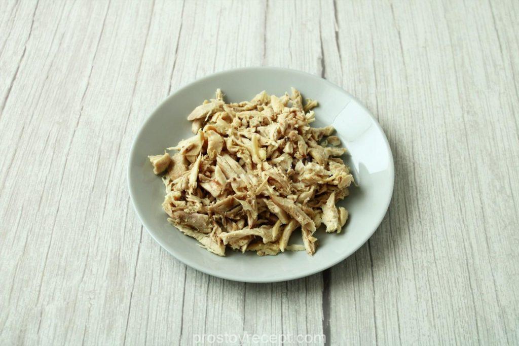 Извлеките охлажденную курицу из бульона. Аккуратно отделите мясо от костей
