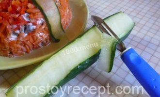 Шаг 15 - «Салат Подарок с курицей и маринованными шампиньонами»