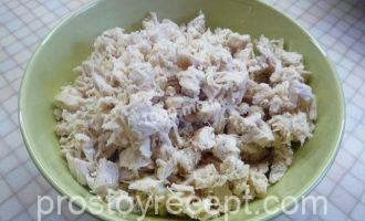Салат Подарок с курицей и маринованными шампиньонами Шаг 2 - «Салат Подарок с курицей и маринованными шампиньонами»