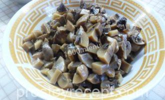 Салат Подарок с курицей и маринованными шампиньонами Шаг 4 - «Салат Подарок с курицей и маринованными шампиньонами»