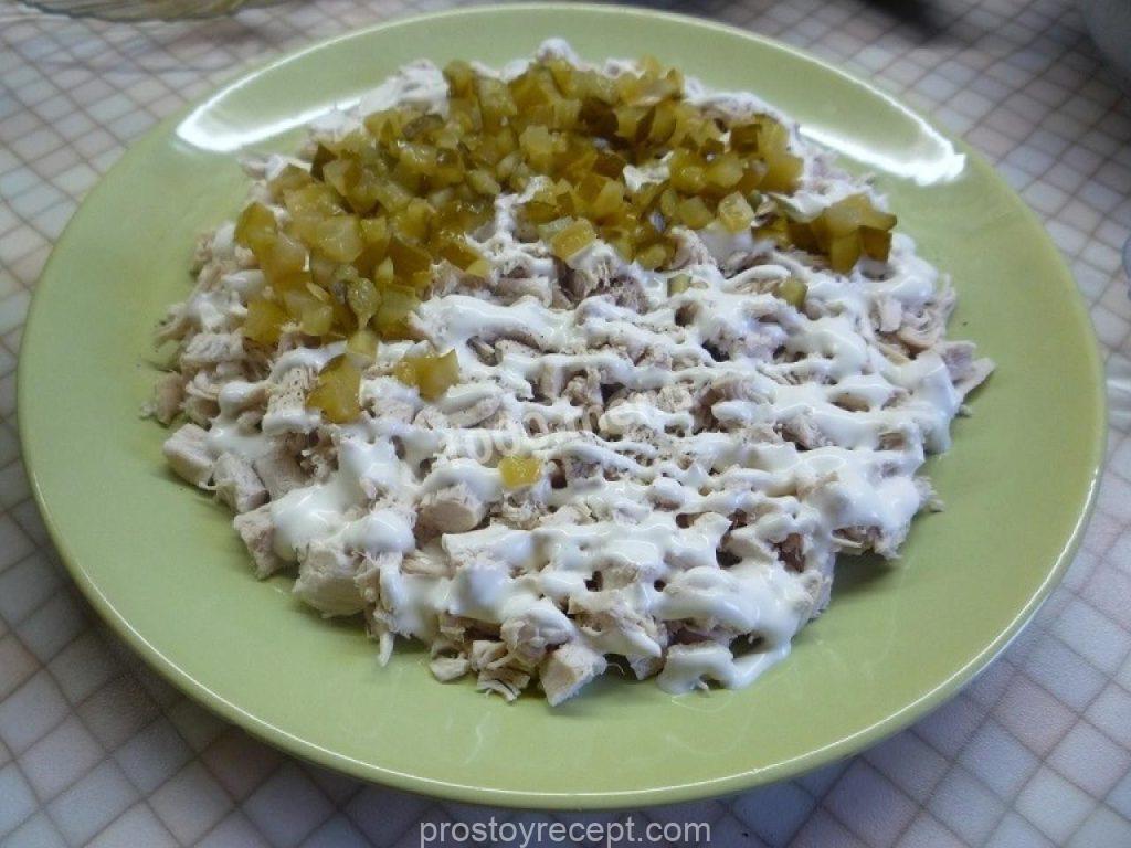 Компонуем салат слоями, начиная с нежного слоя отварной куриной грудки,