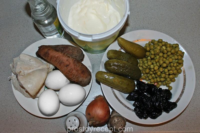 Подготовьте компоненты: отварите до полной готовности куриное филе, морковь и
