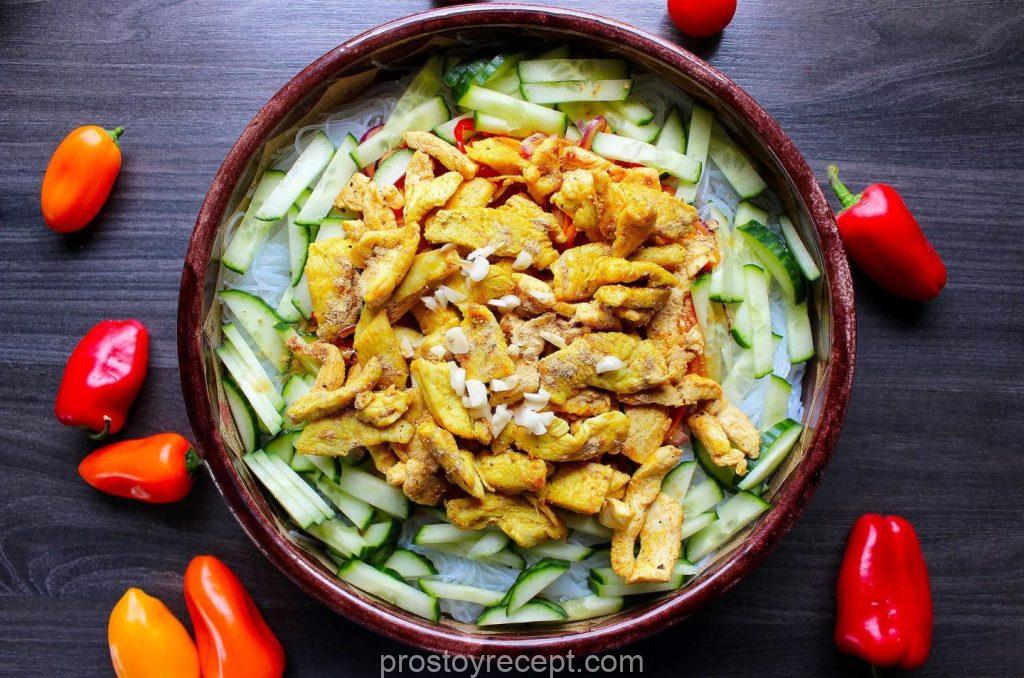 Внесите в салат обжаренную курицу и мелко рубленный чеснок. Количество