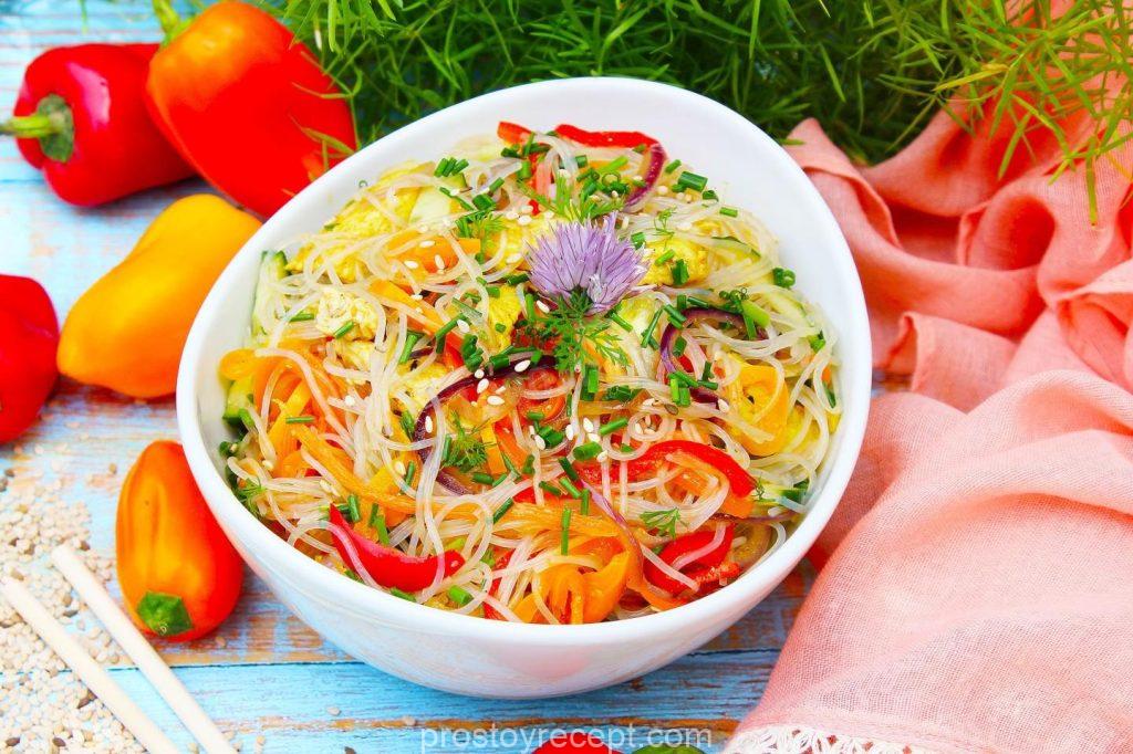 Финальный аккорд: салат с фунчозой и курицей готов к подаче.