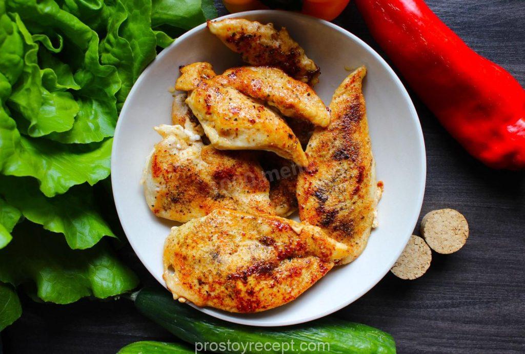 Переложите подрумяненную курицу на решетчатую поверхность для охлаждения и сохранения