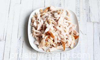 Салат с копченой курицей, ананасом сыром и кукурузой Шаг 2 - «Салат с копченой курицей, ананасом сыром и кукурузой»