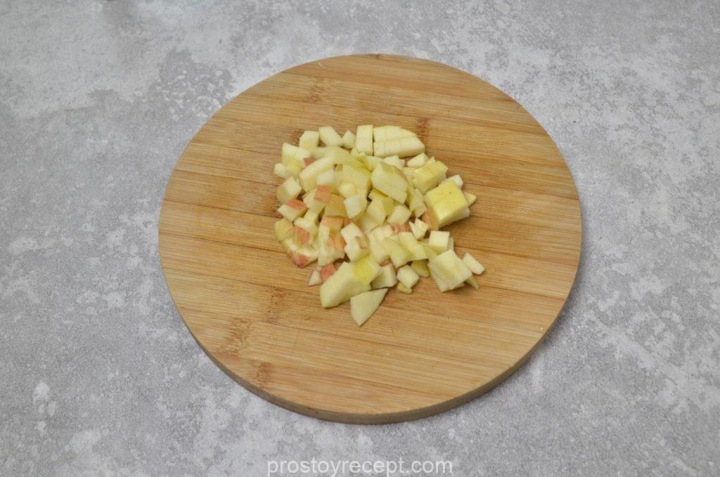 Для безупречной эстетики салата, нарежьте яблоко аккуратными кубиками, сопоставимыми по