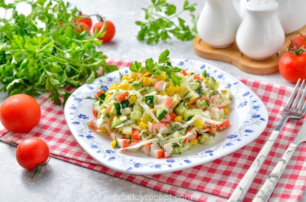И вот, ваш свежий и солнечный салат с кукурузой готов!