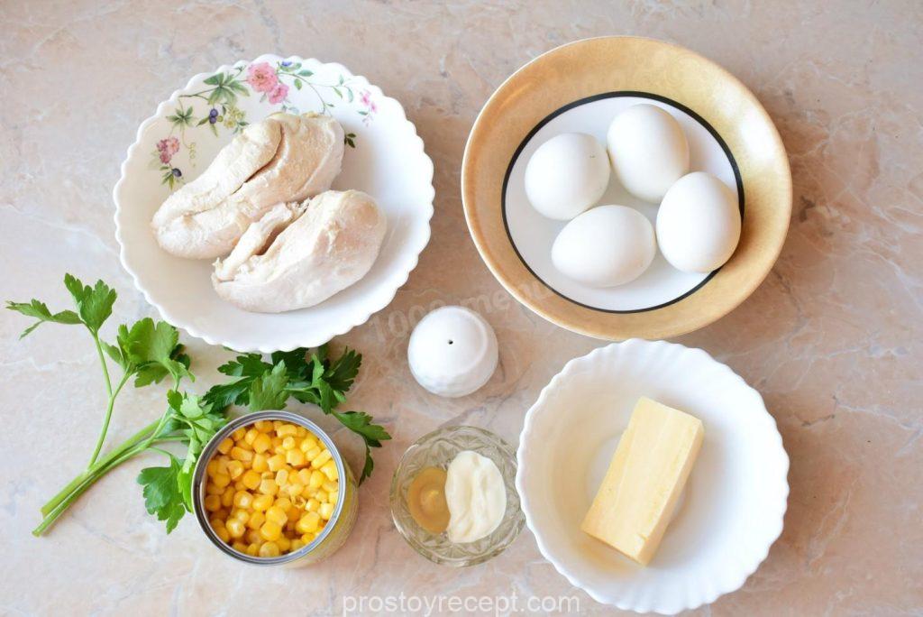 Приготовьте ингредиенты. Используйте консервированную кукурузу, предварительно слив жидкость. Курицу и